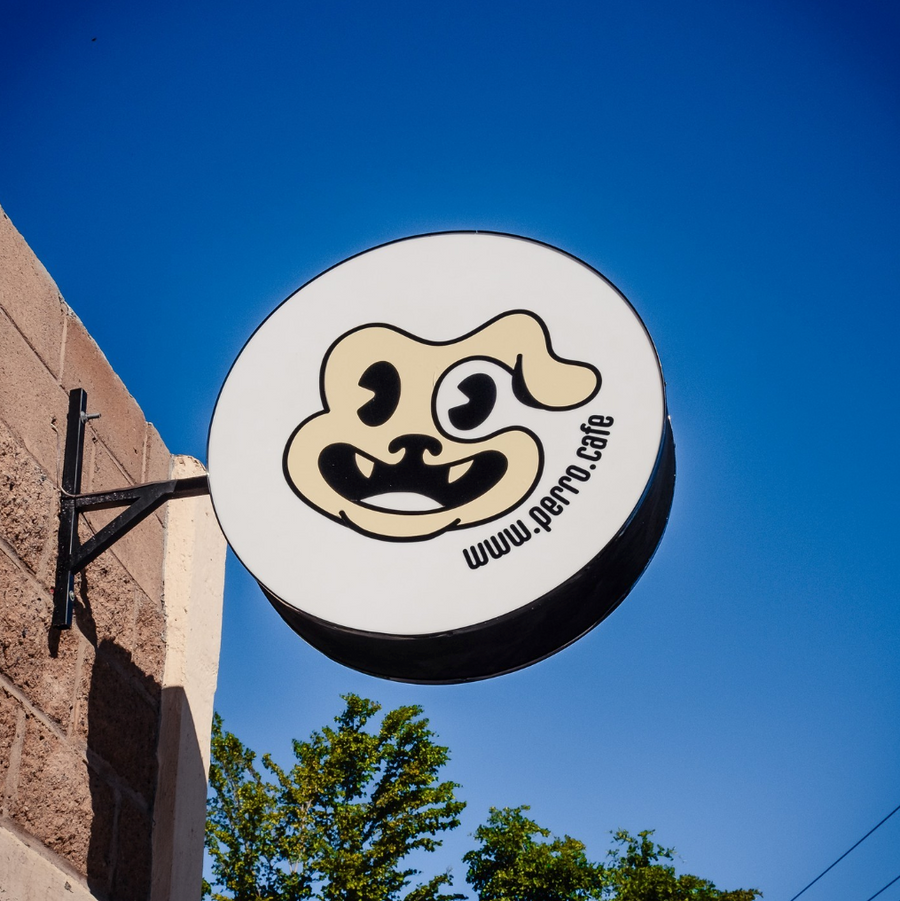 Letrero de Culto al Perro Café